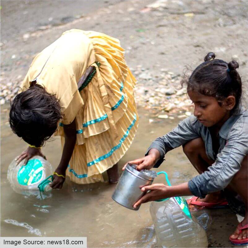Children filling unclean water containers