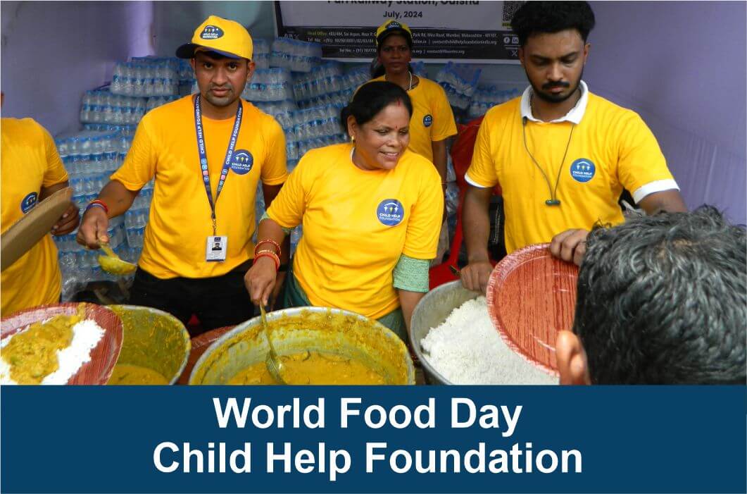 CHF Volunteers serving food to people at a railway station in Odisha