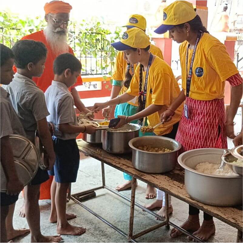  CHF Volunteers serving food to school children at Vizag.