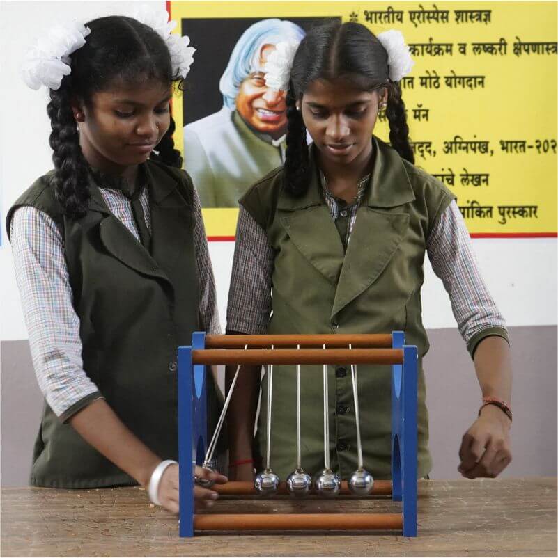 Two students using pendulum in mii science centre by CHF